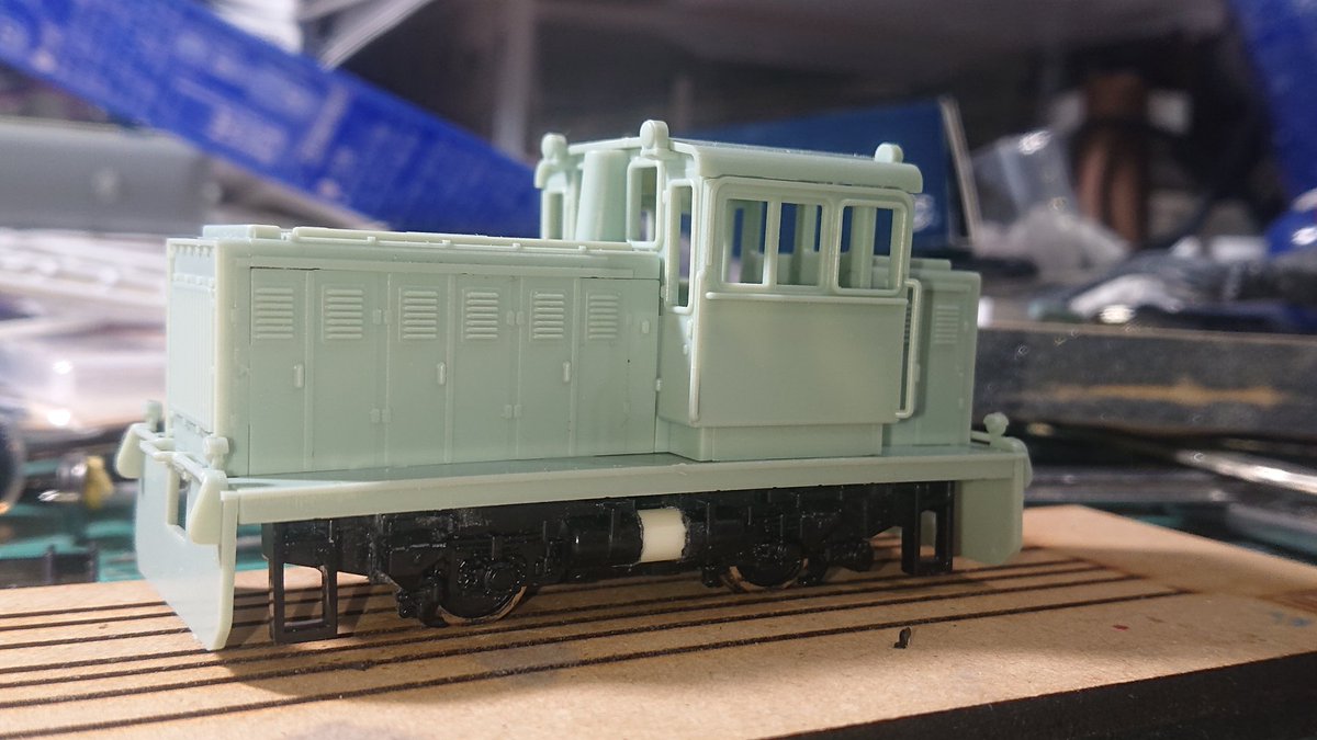 tkg_ossan's tweet image. 片側だけだけど下回りも改造
結局ステップ～砂箱間を切り詰めて
エアタンクを延ばしました。
#PULM