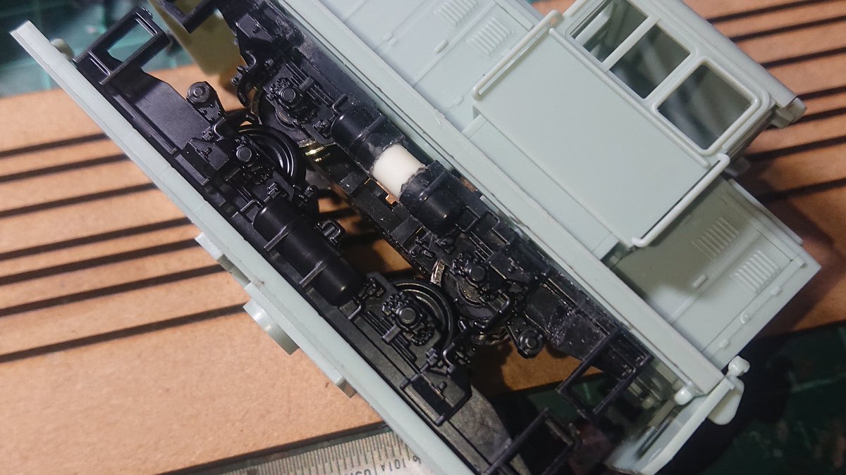 tkg_ossan's tweet image. 片側だけだけど下回りも改造
結局ステップ～砂箱間を切り詰めて
エアタンクを延ばしました。
#PULM