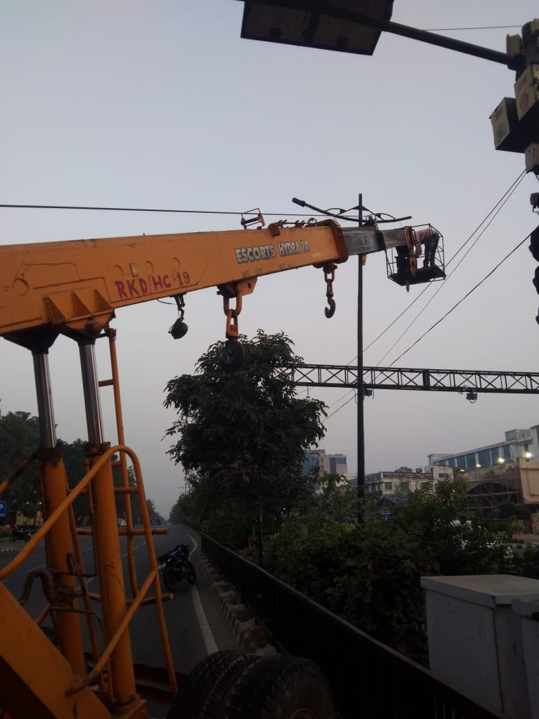 BSCL_BBSR's tweet image. Periodical maintenance of street lights is being carried out along Smart Janpath to ensure consistent illumination and safer movement for all.

#UrbanInfrastructure #CityMaintenance