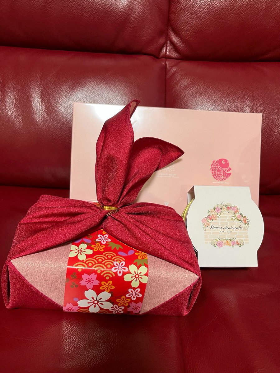 婚約期間中にお友達からお祝いでもらったプレゼント🎁
載せておく….ありがとう🥰
1枚目から、親友の白雪姫ちゃん、同期ちゃん、幼なじみちゃん、さわやん♡
