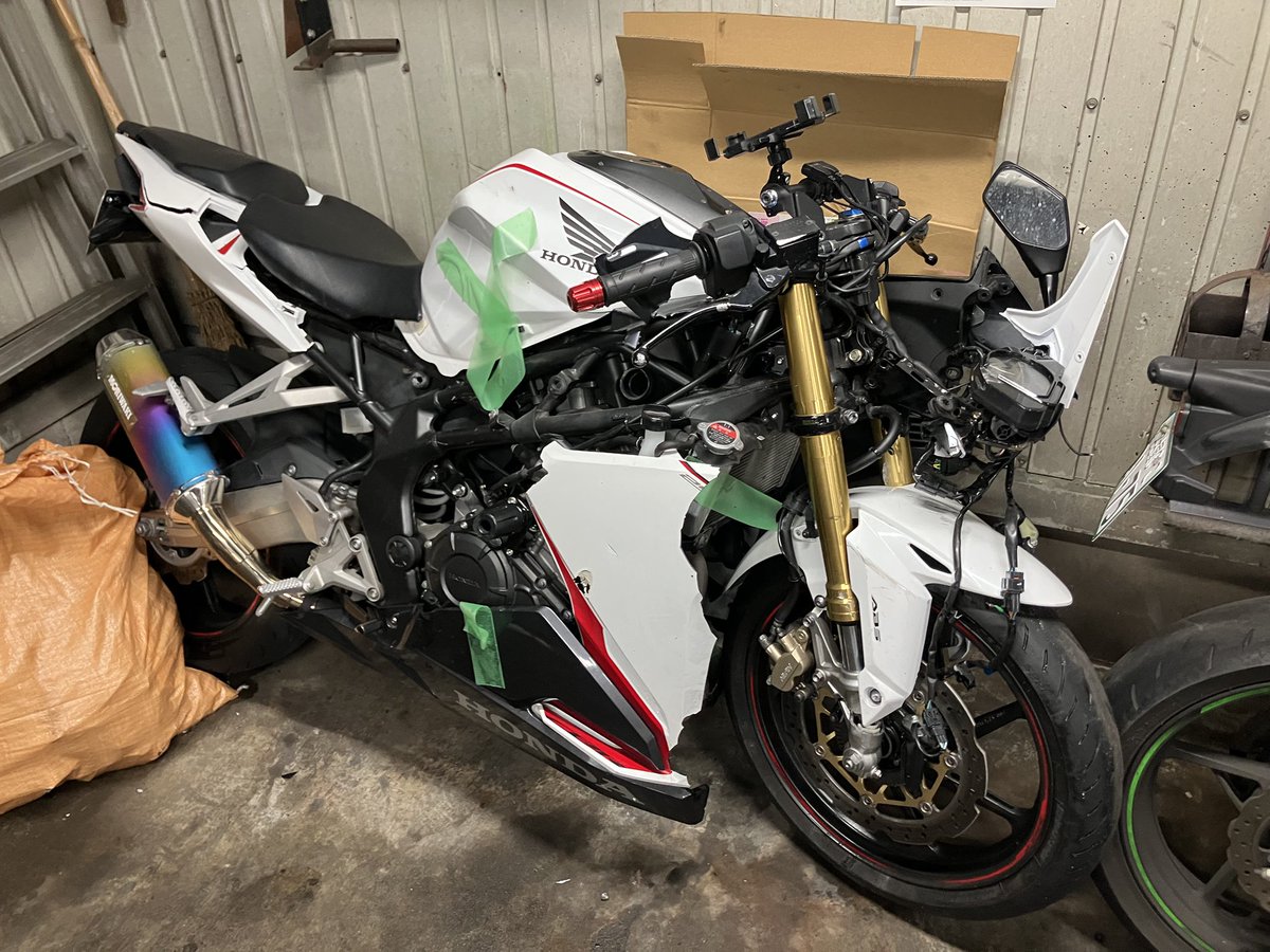 事故りました
バイクは廃車です、必ず大型になって復活する。