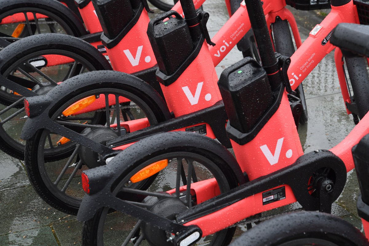 GlasgowCC's tweet photo. A wee reminder that the brand-new @voitechnology e-bikes are now available to hire.
 
Getting started is simple - download the Voi app from the App Store or Google Play, add your payment details, select and unlock an e-bike, and you're ready to ride.
 
👉 https://t.co/toRiNzOSYj https://t.co/ndyEnkmLDG
