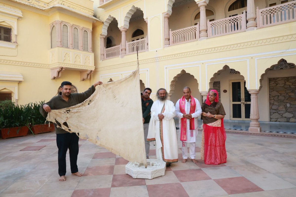 Gurudev's tweet image. The flag of Prabhu Shri Ram, adorned with the Kachnar emblem, has been safeguarded for centuries by the Kachhwaha dynasty, the descendants of Kush. Today, the guardianship of this legacy rests with the Mundota family.