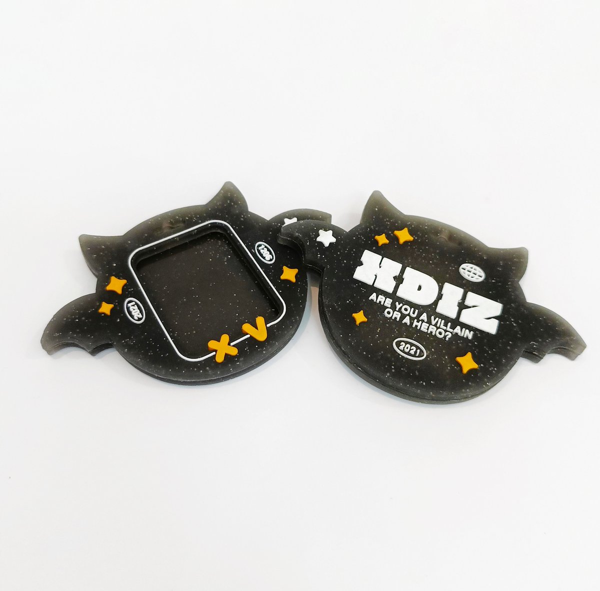IntoThebRealm's tweet image. ♭Shop: Hallway to Heroes
by @intothebrealm #b_Shop

Counting hours until our ♭Shop closing! Don&apos;t miss it, ♭Players!🤘🏻

Preview (8/9)
🛍️ Enamel Pin and Rubber ID Holder

#b_Class #HallwayToHeroes
#Into_The_bRealm #XdinaryHeroes