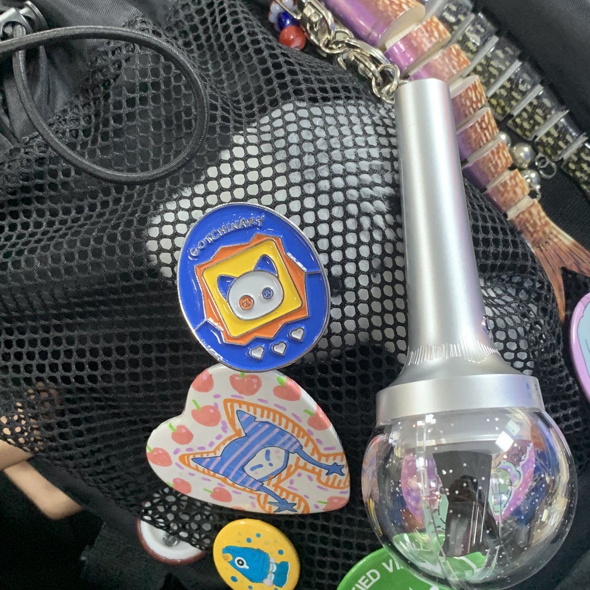 IntoThebRealm's tweet image. ♭Shop: Hallway to Heroes
by @intothebrealm #b_Shop

Counting hours until our ♭Shop closing! Don&apos;t miss it, ♭Players!🤘🏻

Preview (8/9)
🛍️ Enamel Pin and Rubber ID Holder

#b_Class #HallwayToHeroes
#Into_The_bRealm #XdinaryHeroes