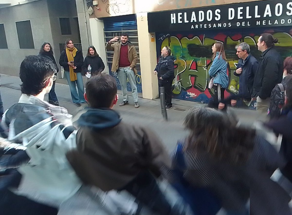 omniumgracia's tweet photo. Aquest matí #Revoltes a Gràcia, recorregut per parlar sobre com la gentrificació afecta l’ús de la llengua amb @TorrentGracia I sobretot, experiències associatives de foment del català a la vila! 💪🏾 https://t.co/jhpB5EHSh6