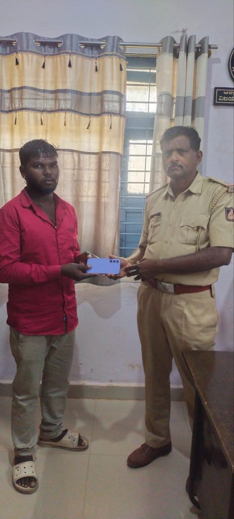 ವಿಜಯಪುರ ಪೊಲೀಸ್ ಠಾಣಾ ವ್ಯಾಪ್ತಿಯಲ್ಲಿ ಕಳೆದು ಹೋಗಿರುವ ಮೊಬೈಲ್ ನ್ನು KSP app ಮತ್ತು CEIR portal ನಲ್ಲಿ ದೂರು ದಾಖಲಿಸಿಕೊಂಡು ಠಾಣೆಯ ಅಧಿಕಾರಿ &amp; ಸಿಬ್ಬಂದಿರವರು ಮೋಬೈಲ್ ಅನ್ನು ಪತ್ತೆ ಮಾಡಿ ಸಂಭಂದಪಟ್ಟ ಮೊಬೈಲ್ ಅನ್ನು ವಾರಸುದಾರರಿಗೆ ಹಿಂತಿರುಗಿಸಿರುತ್ತಾರೆ.
<a href="/IgpRange/">IGP Central Range</a> 
<a href="/bngdistpol/">SP Bengaluru District Police</a> 
<a href="/dspdbpura/">DSP Doddaballapura</a>