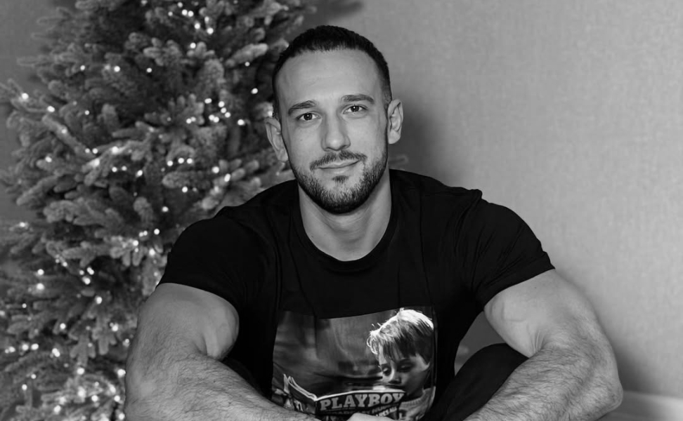 🍔Rosyjski influencer zmarł po eksperymencie z jedzeniem 10 tys. kcal dziennie.

Rosyjski trener fitness Dmitrij Nujanzin nie żyje. 36-latek przez kilka tygodni prowadził ryzykowny eksperyment - każdego dnia jadł ok. 10 tysięcy kalorii, chcąc pokazać swoim podopiecznym, że duży