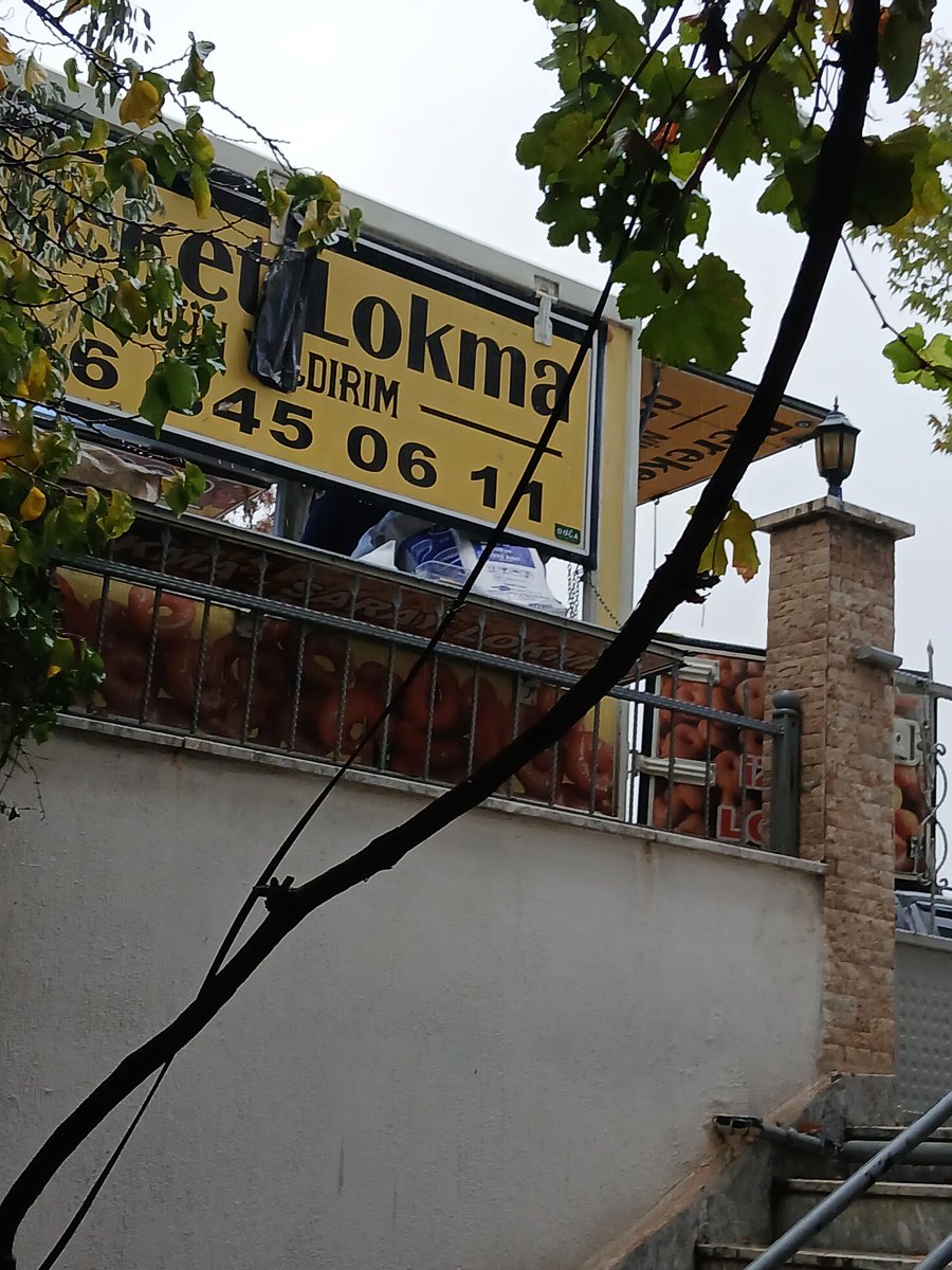 Kapinin TAM OLARAK ONUNDE lokma dagitiyolar