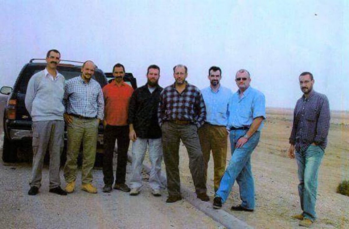 CarlosJG's tweet image. Tal día como hoy en 2003, 7 agentes españoles del CNI murieron en combate en Irak. Así relató su historia @perezreverte 
Honor y recuerdo  siempre a nuestros héroes. 
perezreverte.com/articulo/paten…