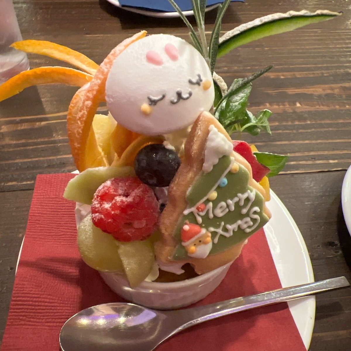 pippi_vba's tweet image. パフェ食べたいとのことでこの時間でも開いてたカフェにきたんだけど、、、

普通にパフェ頼んだら花火付いてきたんだが😂
めちゃでかいし😂

ワイ、ブリュレ頼んだんだけどフルーツてんこ盛りなの出てきた（2枚目）