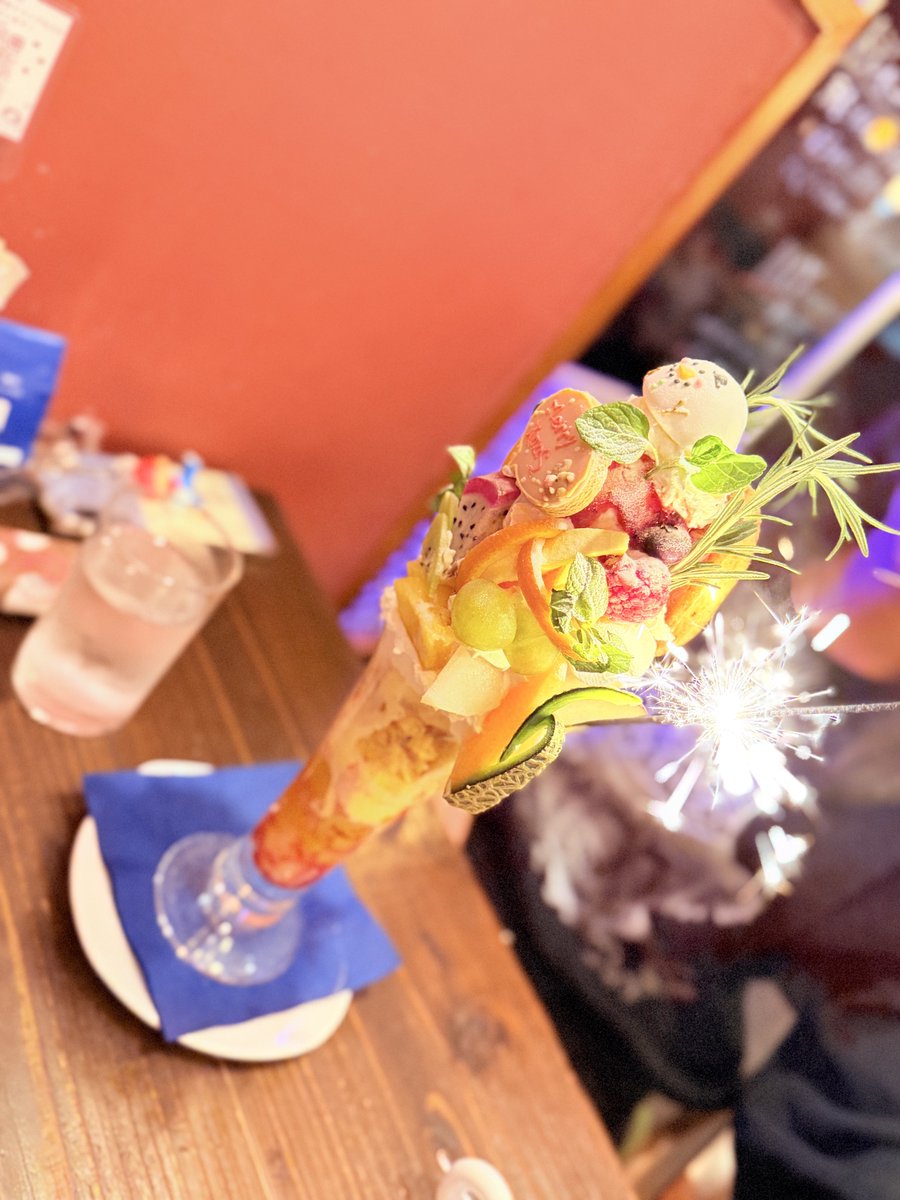 pippi_vba's tweet image. パフェ食べたいとのことでこの時間でも開いてたカフェにきたんだけど、、、

普通にパフェ頼んだら花火付いてきたんだが😂
めちゃでかいし😂

ワイ、ブリュレ頼んだんだけどフルーツてんこ盛りなの出てきた（2枚目）