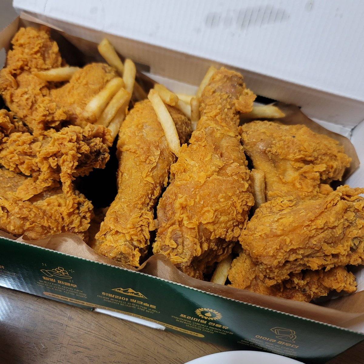 저홀로치킨이지만
이제 엄마가 시켜주신...💛😀