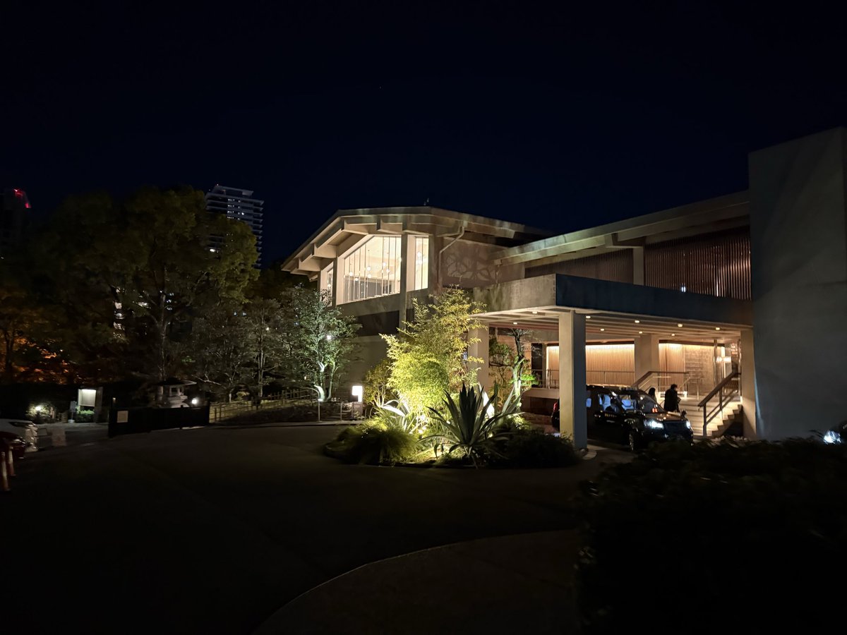 相楽園会館で開港5都市景観まちづくり神戸大会の懇親会に参加して来ました。
函館の人にも久し振りに会えて嬉しかった。
横浜、新潟、長崎の人にも鳥瞰図のことをアピールして、強く驚かれていたことが印象的でした。
#鳥瞰図
#神戸
#函館
#横浜
#新潟
#長崎
#開港5都市
#開港5都市景観まちづくり会議