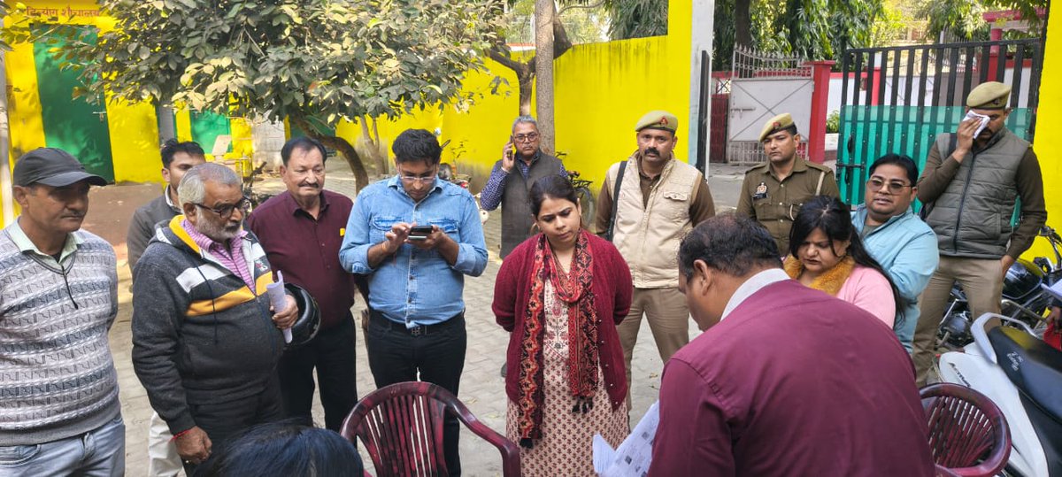 dmbijnor's tweet photo. आज 29 नवम्बर, 2025 को विशेष प्रगाढ़ पुनरीक्षण अभियान के अन्तर्गत जनपद में स्थित कम प्रगति वाले मतदान केंद्रों का निरीक्षण करते हुए उपस्थित बीएलओ एवं उनके सहकर्मियों को आवश्यक दिशा-निर्देश दिये गये। https://t.co/guhuRO3Yo8