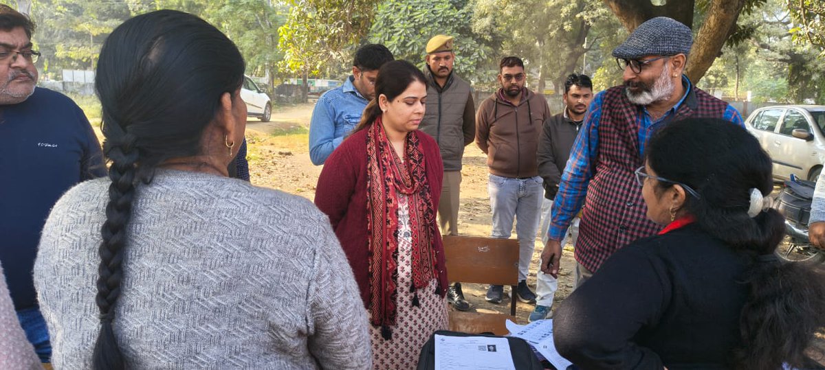 dmbijnor's tweet photo. आज 29 नवम्बर, 2025 को विशेष प्रगाढ़ पुनरीक्षण अभियान के अन्तर्गत जनपद में स्थित कम प्रगति वाले मतदान केंद्रों का निरीक्षण करते हुए उपस्थित बीएलओ एवं उनके सहकर्मियों को आवश्यक दिशा-निर्देश दिये गये। https://t.co/guhuRO3Yo8