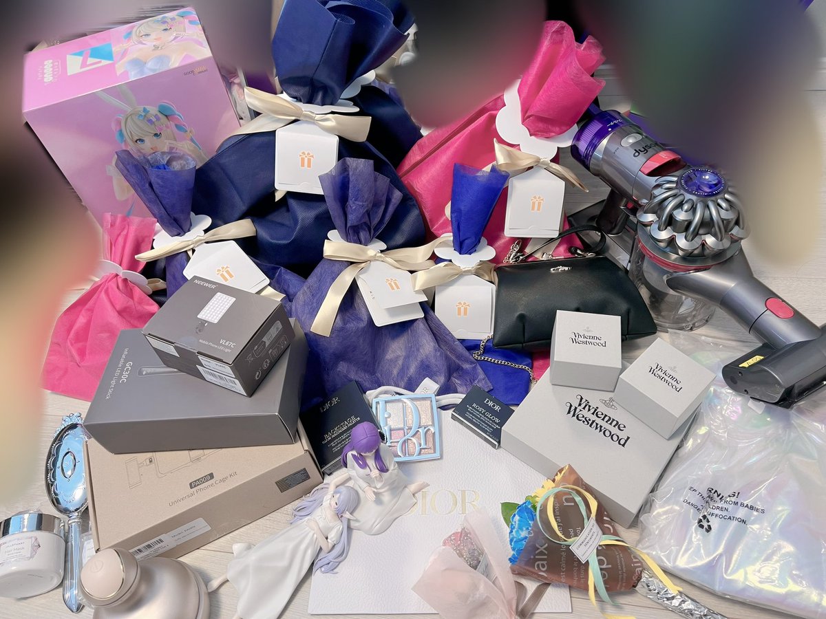 プレゼントがいっぱい届きました！
本当にありがとうございます🥹
お祝いしてくれた人もありがとうございます🧎🏻‍♀️‍➡️
みんなのおかげですごく幸せな誕生日を送れました！
(つづきALTに書いた！！みて！！)