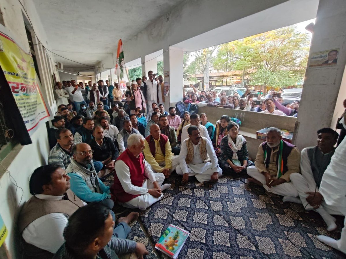 AkhileshPSingh's tweet image. SIR के कार्य में लगे लेखपाल श्री सुधीर कुमार कोरी जी (बिंदकी-फतेहपुर) ने अत्यधिक कार्यदबाव के चलते फांसी लगाकर आत्महत्या कर ली 

आज प्रदेश अध्यक्ष श्री @kashikirai के साथ मैं भी तहसील रुद्रपुर,जनपद देवरिया में चल रहे लेखपालो के धरना प्रदर्शन में उनके साथ उपस्थित रहा।