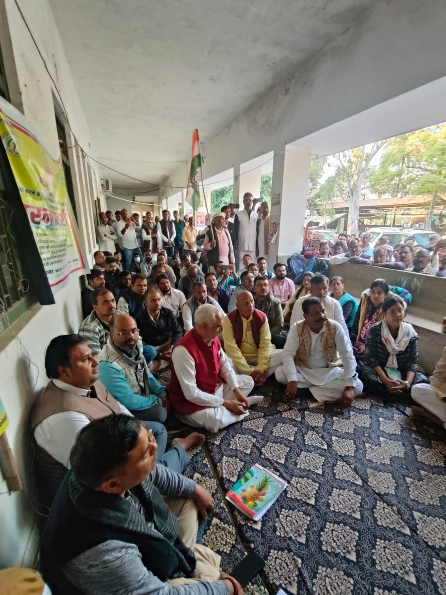 AkhileshPSingh's tweet image. SIR के कार्य में लगे लेखपाल श्री सुधीर कुमार कोरी जी (बिंदकी-फतेहपुर) ने अत्यधिक कार्यदबाव के चलते फांसी लगाकर आत्महत्या कर ली 

आज प्रदेश अध्यक्ष श्री @kashikirai के साथ मैं भी तहसील रुद्रपुर,जनपद देवरिया में चल रहे लेखपालो के धरना प्रदर्शन में उनके साथ उपस्थित रहा।