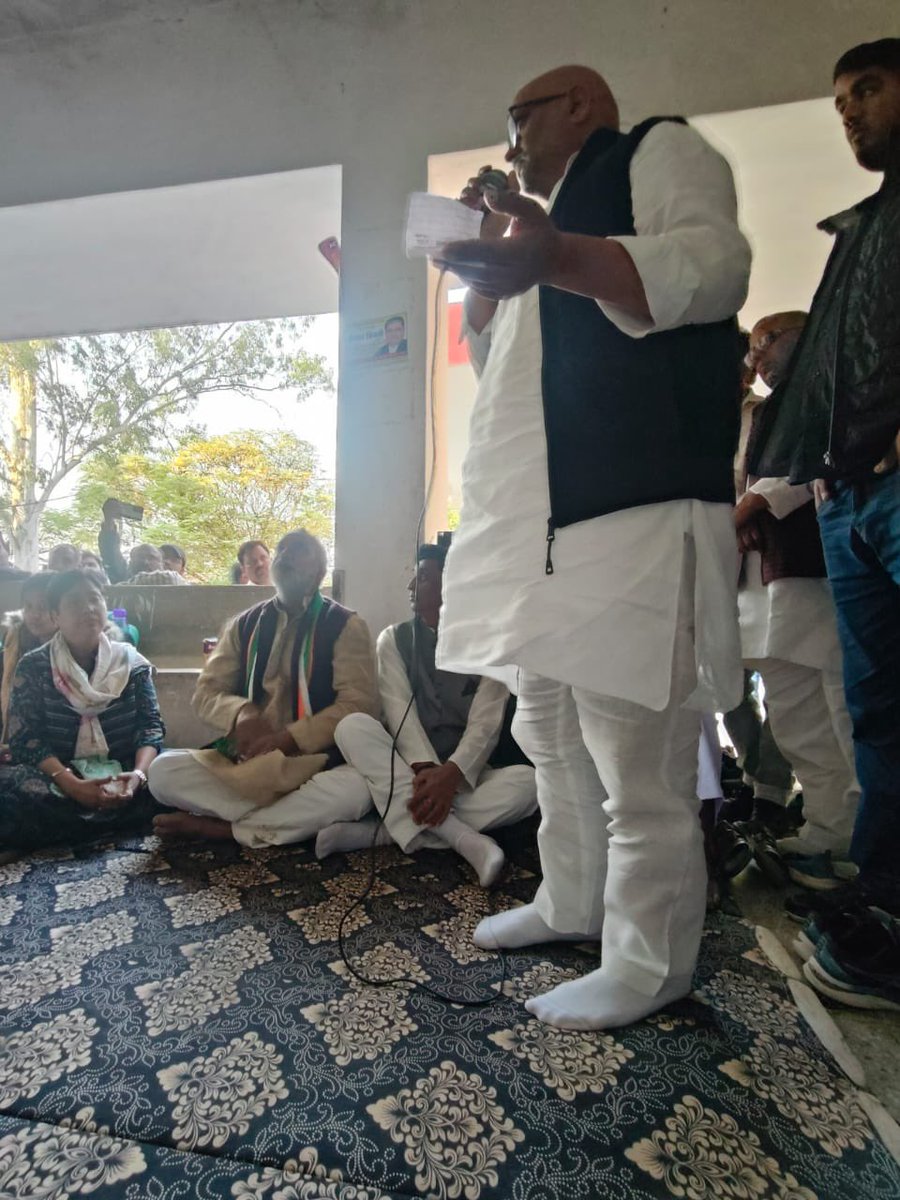 AkhileshPSingh's tweet image. SIR के कार्य में लगे लेखपाल श्री सुधीर कुमार कोरी जी (बिंदकी-फतेहपुर) ने अत्यधिक कार्यदबाव के चलते फांसी लगाकर आत्महत्या कर ली 

आज प्रदेश अध्यक्ष श्री @kashikirai के साथ मैं भी तहसील रुद्रपुर,जनपद देवरिया में चल रहे लेखपालो के धरना प्रदर्शन में उनके साथ उपस्थित रहा।