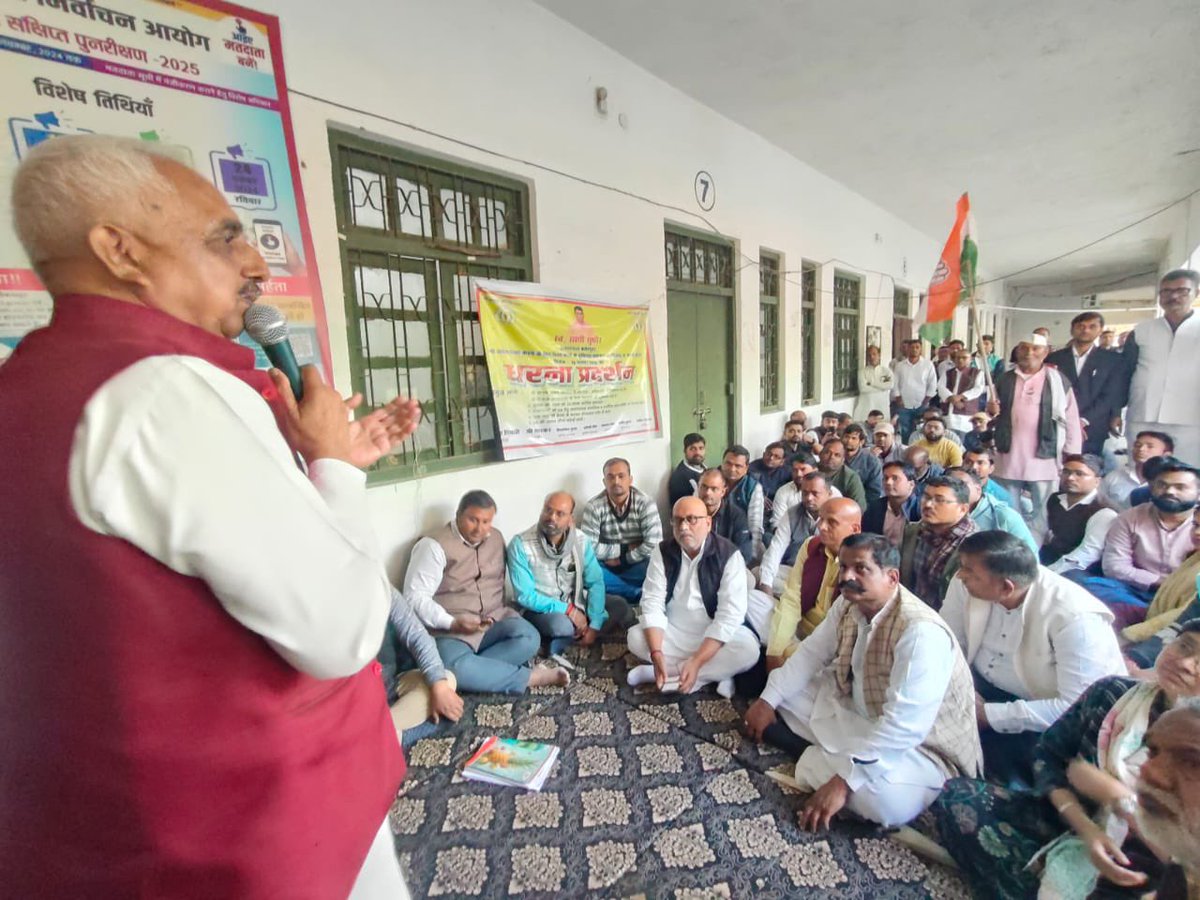 AkhileshPSingh's tweet image. SIR के कार्य में लगे लेखपाल श्री सुधीर कुमार कोरी जी (बिंदकी-फतेहपुर) ने अत्यधिक कार्यदबाव के चलते फांसी लगाकर आत्महत्या कर ली 

आज प्रदेश अध्यक्ष श्री @kashikirai के साथ मैं भी तहसील रुद्रपुर,जनपद देवरिया में चल रहे लेखपालो के धरना प्रदर्शन में उनके साथ उपस्थित रहा।