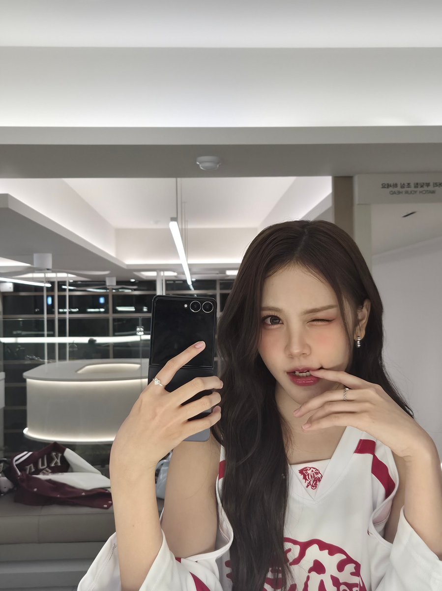 carmendoubts's tweet photo. salfok kakak cantik banget jujur…. seperti aku cantiknya https://t.co/CRZdAotlvx