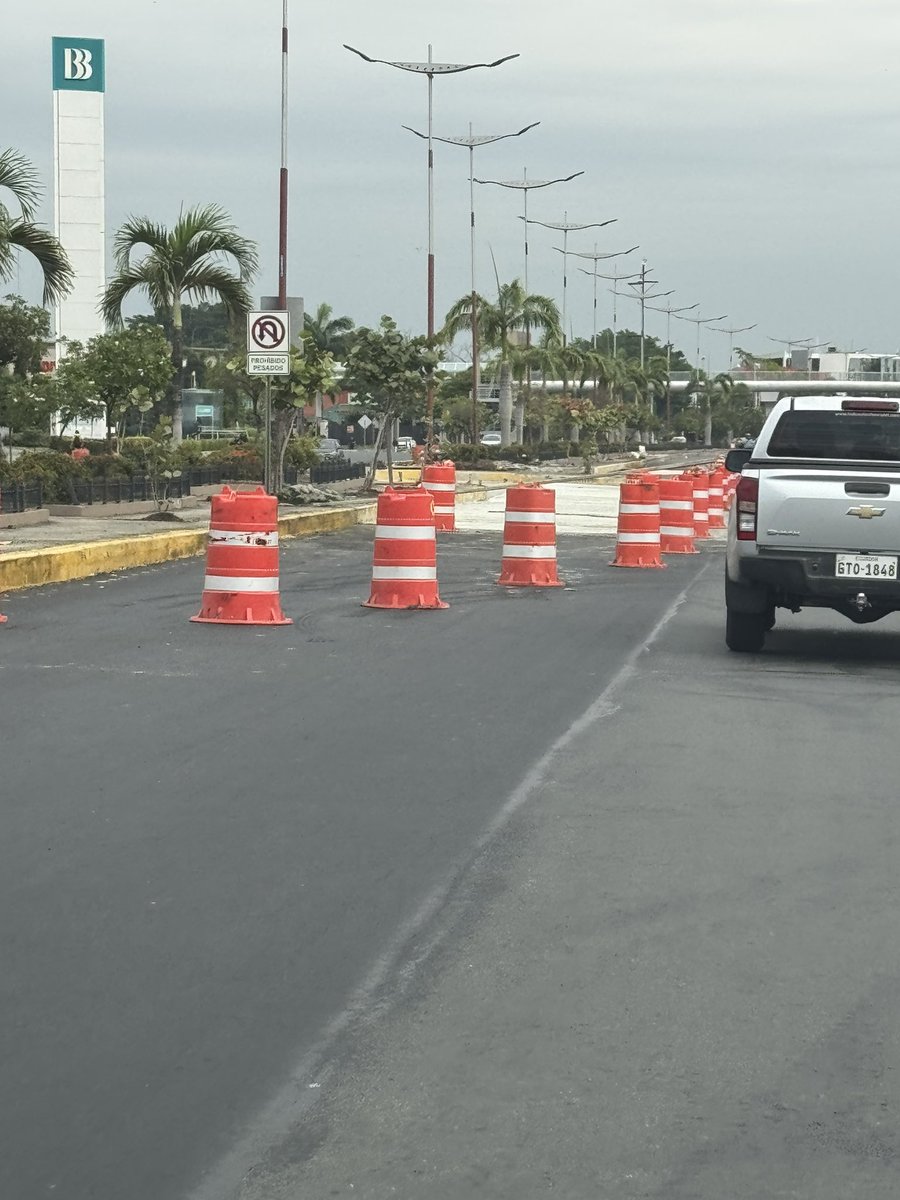 Eres una anormal Yunez !! Sábado 6.49am y nadie trabajando en ese retorno !!!! Lunes tendremos el mismo mierdero de tráfico
Xq no aprovechas la madrugada para terminar tu descriterio y falta de planificacion al menos !!! AYÚDATE !!! AYÚDANOS  <a href="/juanjoseyunez/">Juan José Yúnez</a>