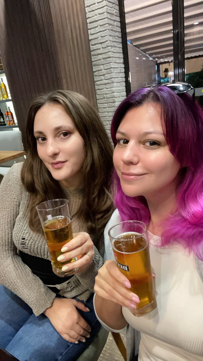 Второй раз приходим с <a href="/jenna_rnd07/">Кисси́ для Киси</a> пить кофе, в итоге то кофе нет, то в кофейне ремонт при нас начинают, приходится идти пить пиво. 

Относим себя к зожникам, но они относят нас обратно 🙄