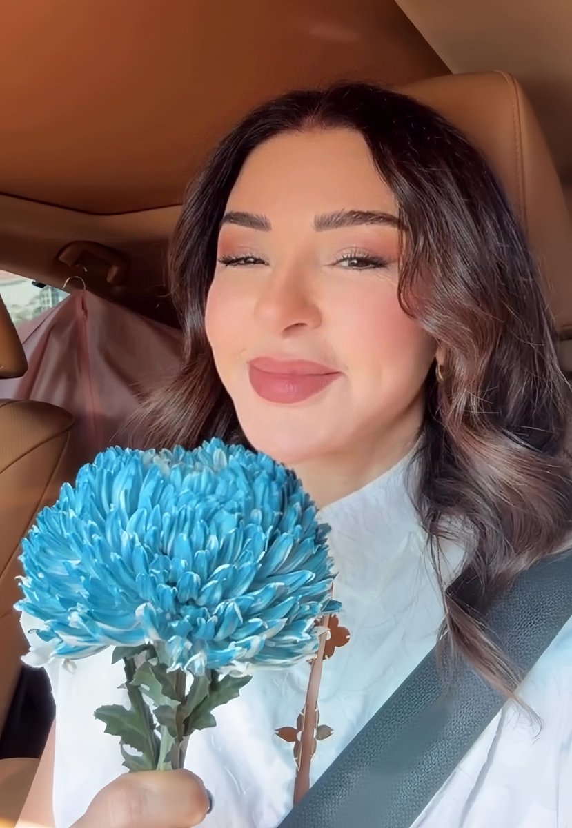 وردة ماسكة وردة 🩵😍✨
#ماغي_بو_غصن <a href="/MaguyBouGhosn/">Maguy Bou Ghosn</a>