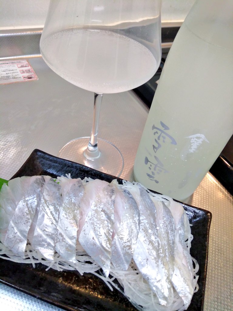 週末の一献。出雲富士 雪雲 にごり生原酒

香りは穏やかに梨や柿っぽい仄かさ。口に含むとトロフレッシュな甘旨酸味。余韻はスッキリとした苦酸味で程よくキレていきます。

出雲富士の雪雲、バランスの良いにごり酒ですね！旨味と余韻のややドライさが絶妙ですね✨アテは太刀魚のお刺身と頂きます😋