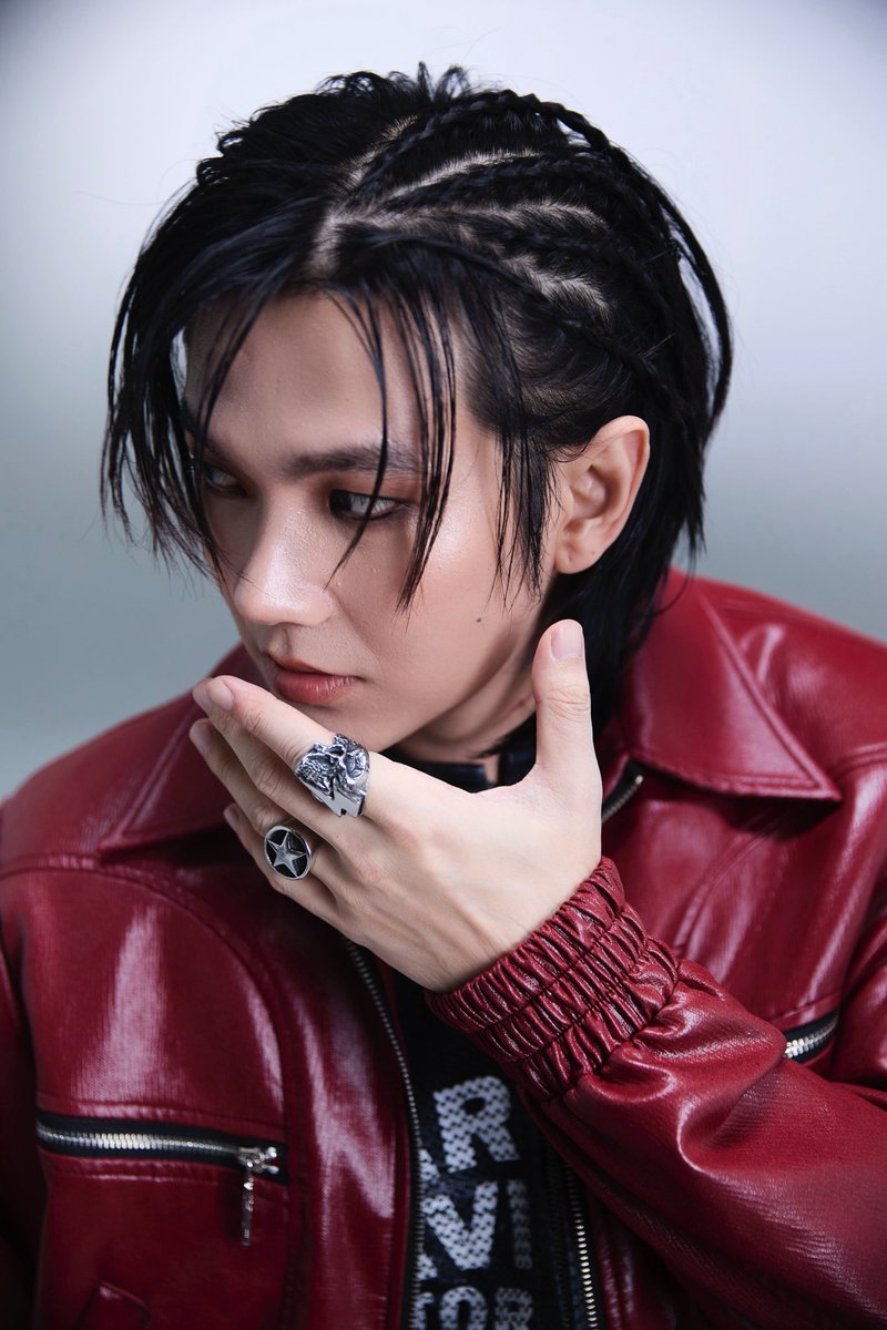 buildyourlove4u's tweet photo. ✨
คิดถึงกันอยู่ไหมน้าา 💗
ใครรอ Look นี้ เหมือนกันบ้าง? อีกแป๊บเดียวก็จะได้จับอัลบั้มจริง ๆ แล้ว ตื่นเต้นมากเลย!

ใครที่ยังไม่ได้สั่ง บอกเลยว่าอย่าพลาดนะ เซ็ตการ์ดแต่ละกล่องไม่เหมือนกันเลย ลุ้นไปในตัวเลย🥺💞
แถมยังมีสิทธิ์ลุ้นวิดีโอคอลด้วยนะ 💙

รีบเก็บเข้าคอลเลกชันก่อนหมดน้าา ✨
อยู่ด้วยกันแบบนี้ไปนาน ๆ นะทุกคน 💫

Are you missing each other? 💗
Who else is waiting for this look? We'll finally get our hands on the actual album soon! I'm so excited!

For those who haven't ordered yet, don't miss out! Each card set is unique! It's so exciting! 🥺💞
Plus, you have a chance to win a video call! 💙

Hurry and add it to your collection before it's gone! ✨
Let's stay together like this for a long time, everyone! 💫

@JakeB4rever 
#BuildJakapan 
#Beyourluve