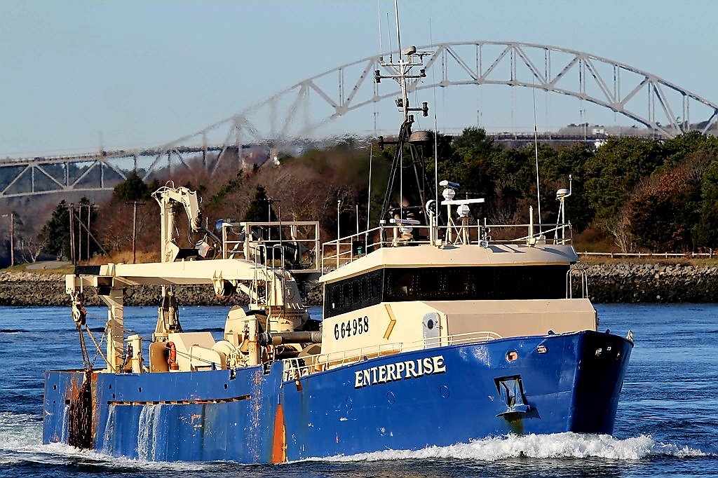 CapeHomepage's tweet image. The F/V Enterprise powers through the #CapeCod Canal current en route to northern fishing grounds on a cold November morning.  🐟🛥  @ShiriSpear