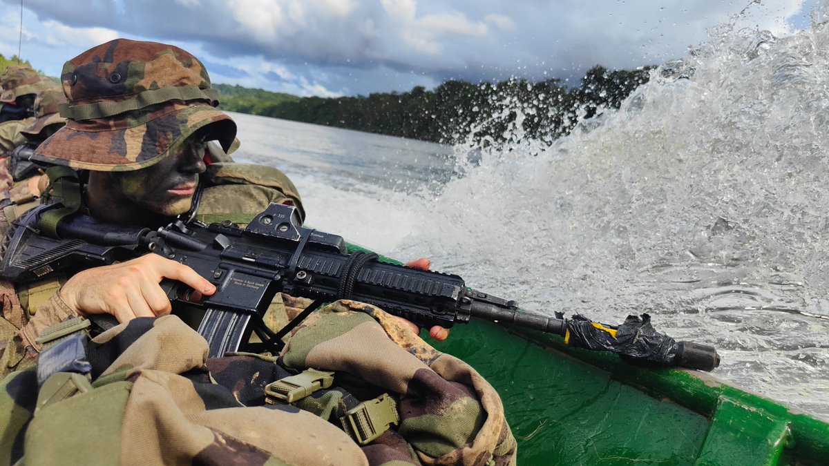 Chefdecorps3REI's tweet image. Les commandos de l’air du CPA 20 en immersion en jungle!
Stage combat au CEFE: infiltration en pirogue, progression en forêt et maîtrise des techniques de combat en milieu équatorial.
Un entraînement où endurance, discrétion et adaptation sont clés.🌿⚔️
#3REI #CEFE #CPA20