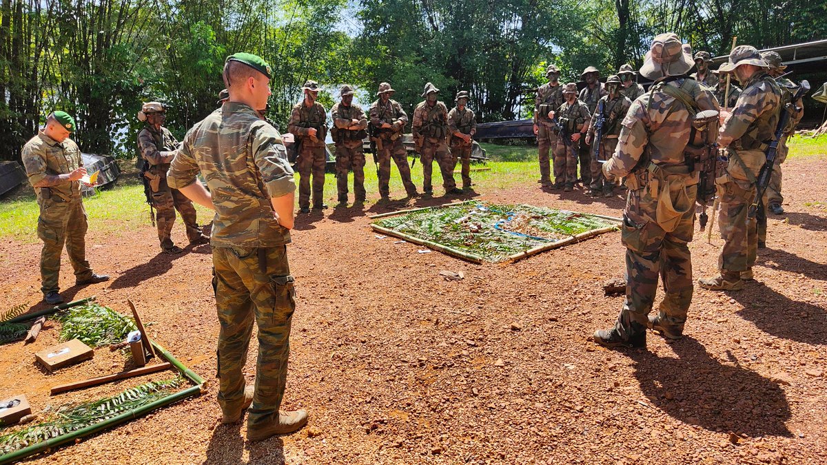 Chefdecorps3REI's tweet image. Les commandos de l’air du CPA 20 en immersion en jungle!
Stage combat au CEFE: infiltration en pirogue, progression en forêt et maîtrise des techniques de combat en milieu équatorial.
Un entraînement où endurance, discrétion et adaptation sont clés.🌿⚔️
#3REI #CEFE #CPA20