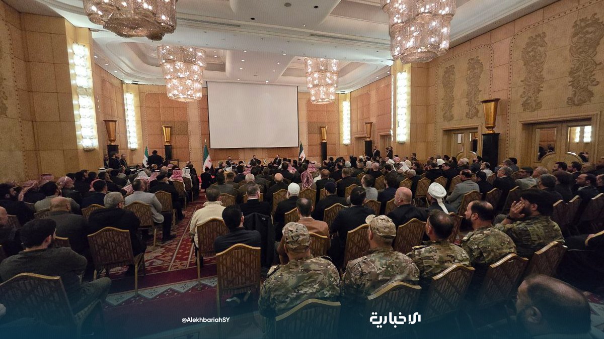 AlekhbariahSY's tweet image. مراسل الإخبارية: 

📌 السيد الرئيس يصل مدينة حلب ويلتقي في ذكرى تحرير المدينة الفعاليات المدنية والعسكرية  

📌 رافق السيد الرئيس وزير الداخلية أنس خطاب ومحافظ حلب عزام الغريب 

📌 تضمن اللقاء كلمة للسيد الرئيس بارك فيها لأهالي حلب تحرير مدينتهم وتحدث عن خطة العمل التي وضعت من…