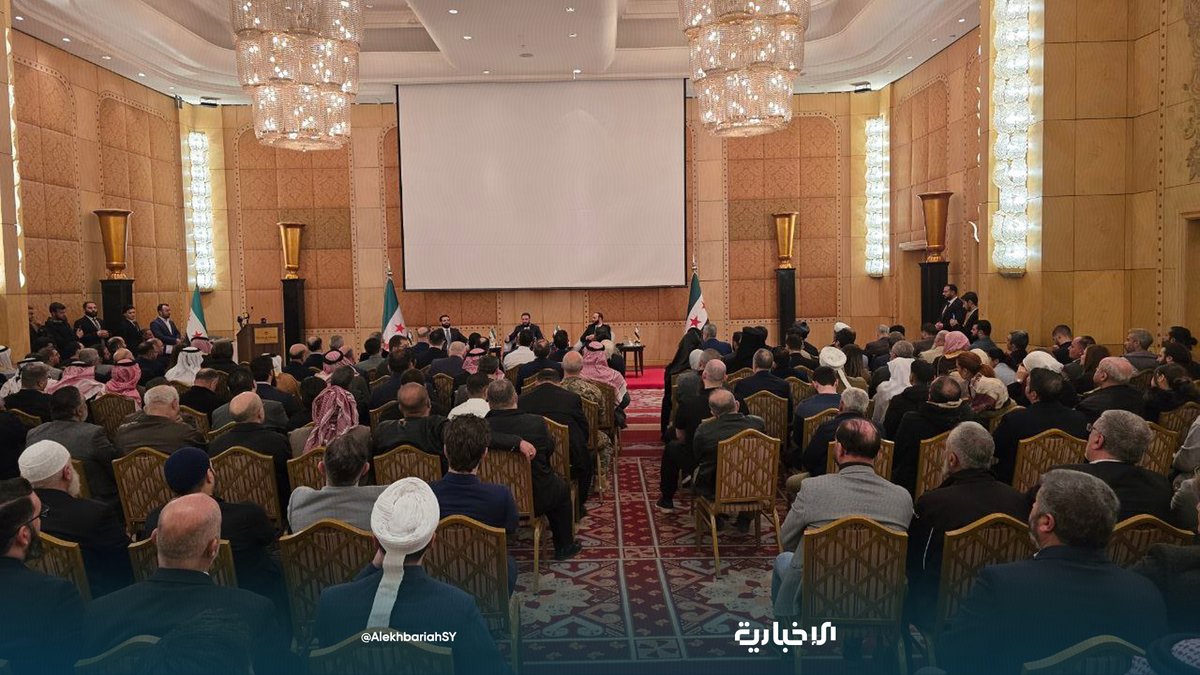 AlekhbariahSY's tweet image. مراسل الإخبارية: 

📌 السيد الرئيس يصل مدينة حلب ويلتقي في ذكرى تحرير المدينة الفعاليات المدنية والعسكرية  

📌 رافق السيد الرئيس وزير الداخلية أنس خطاب ومحافظ حلب عزام الغريب 

📌 تضمن اللقاء كلمة للسيد الرئيس بارك فيها لأهالي حلب تحرير مدينتهم وتحدث عن خطة العمل التي وضعت من…