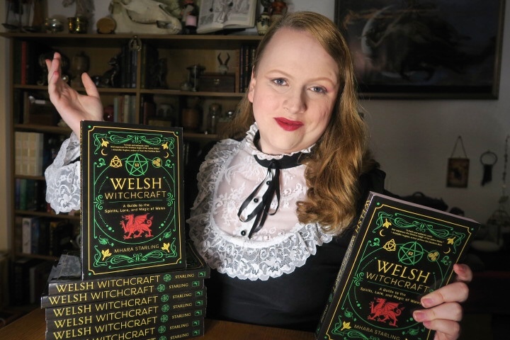 threeravenspod's tweet image. On this week's episode of Local Legends we have a real treat for you: Martin's good long chat with the truly brilliant @mharastarling - The Welsh Witch! 🖤

Listen to our chat all about the magical island of #Anglesey and Mhara's amazing career wherever you get your podcasts!