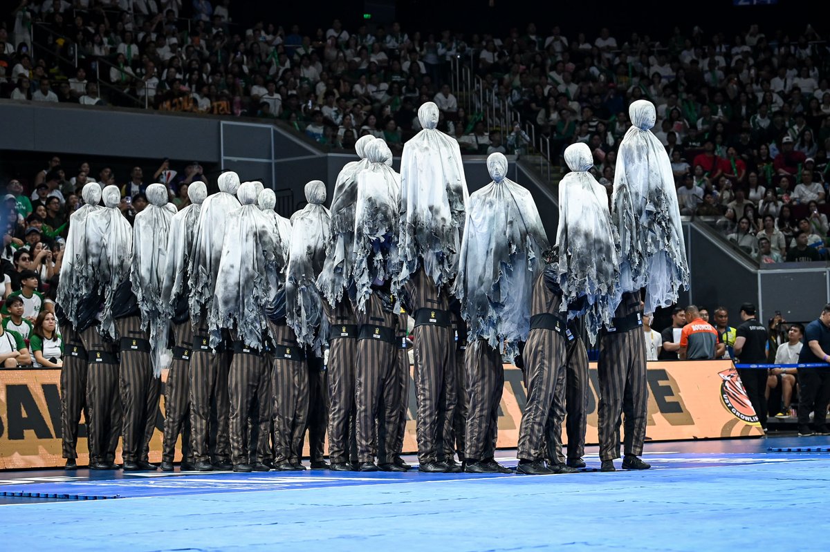 pinasnowTV's tweet photo. 🐯 Shake, Rattle, and Roar!
UST Salinggawi Dance Troupe wowed the UAAP Cheerdance stage with their spine-tingling #GhoUSTe routine—high-flying stunts, electrifying energy, and pure Tiger pride! 👻💀
#UAAPCDC2025 #USTSalinggawiDanceTroupe #CheerdancePH https://t.co/ok5ok3bHm7