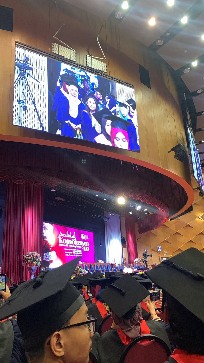 Alieque02's tweet photo. Im finally graduated ☺️💓 https://t.co/nYAmaw0TsG