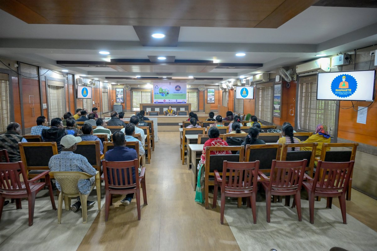 RourkelaMC's tweet image. ରାଉରକେଲା ମହାନଗର ନିଗମ ଅଞ୍ଚଳର ବର୍ଜ୍ୟବସ୍ତୁ ଉଠାଣକାରୀଙ୍କ ସାମଗ୍ରିକ ବିକାଶକୁ ଦୃଷ୍ଟିରେ ରଖି 'ନମସ୍ତେ' ଯୋଜନା ଅଧୀନରେ #profiling କ୍ୟାମ୍ପ କରାଯାଇ ସେମାନଙ୍କୁ ବିଭିନ୍ନ ସରକାରୀ ଯୋଜନା ସହ ଯୋଡ଼ାଯିବ। ଯେଭଳି କୌଣସି ଯୋଗ୍ୟ ହିତାଧିକାରୀ ପ୍ରୋଫାଇଲିଂରୁ ବାଦ୍ ନ ପଡ଼ନ୍ତି ସେ ନେଇ ଏକ ପ୍ରସ୍ତୁତିମୂଳକ ବୈଠକ ଅନୁଷ୍ଠିତ ହୋଇଥିଲା।