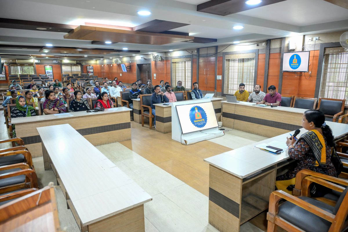 RourkelaMC's tweet image. ରାଉରକେଲା ମହାନଗର ନିଗମ ଅଞ୍ଚଳର ବର୍ଜ୍ୟବସ୍ତୁ ଉଠାଣକାରୀଙ୍କ ସାମଗ୍ରିକ ବିକାଶକୁ ଦୃଷ୍ଟିରେ ରଖି 'ନମସ୍ତେ' ଯୋଜନା ଅଧୀନରେ #profiling କ୍ୟାମ୍ପ କରାଯାଇ ସେମାନଙ୍କୁ ବିଭିନ୍ନ ସରକାରୀ ଯୋଜନା ସହ ଯୋଡ଼ାଯିବ। ଯେଭଳି କୌଣସି ଯୋଗ୍ୟ ହିତାଧିକାରୀ ପ୍ରୋଫାଇଲିଂରୁ ବାଦ୍ ନ ପଡ଼ନ୍ତି ସେ ନେଇ ଏକ ପ୍ରସ୍ତୁତିମୂଳକ ବୈଠକ ଅନୁଷ୍ଠିତ ହୋଇଥିଲା।