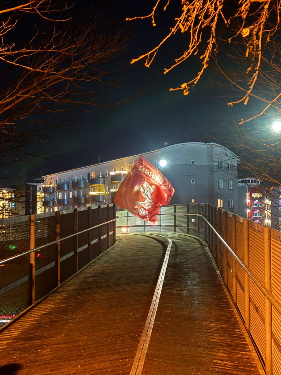 Daha yollardayım yarına ancak dönebileceğim, o da pegasus yazılımı güncelleyebilirse. Zaten ertesi gün yine maç var, hoca bana da 2 gün izin vereydi takımla beraber. Fotoğraflara bakarken <a href="/yuksel_tok/">Belçika dükü 2. Yüksel</a> abiyi çekerken yakaladığım kare hoşuma gitti, paylaşayım dedim. Arma ve aurora…