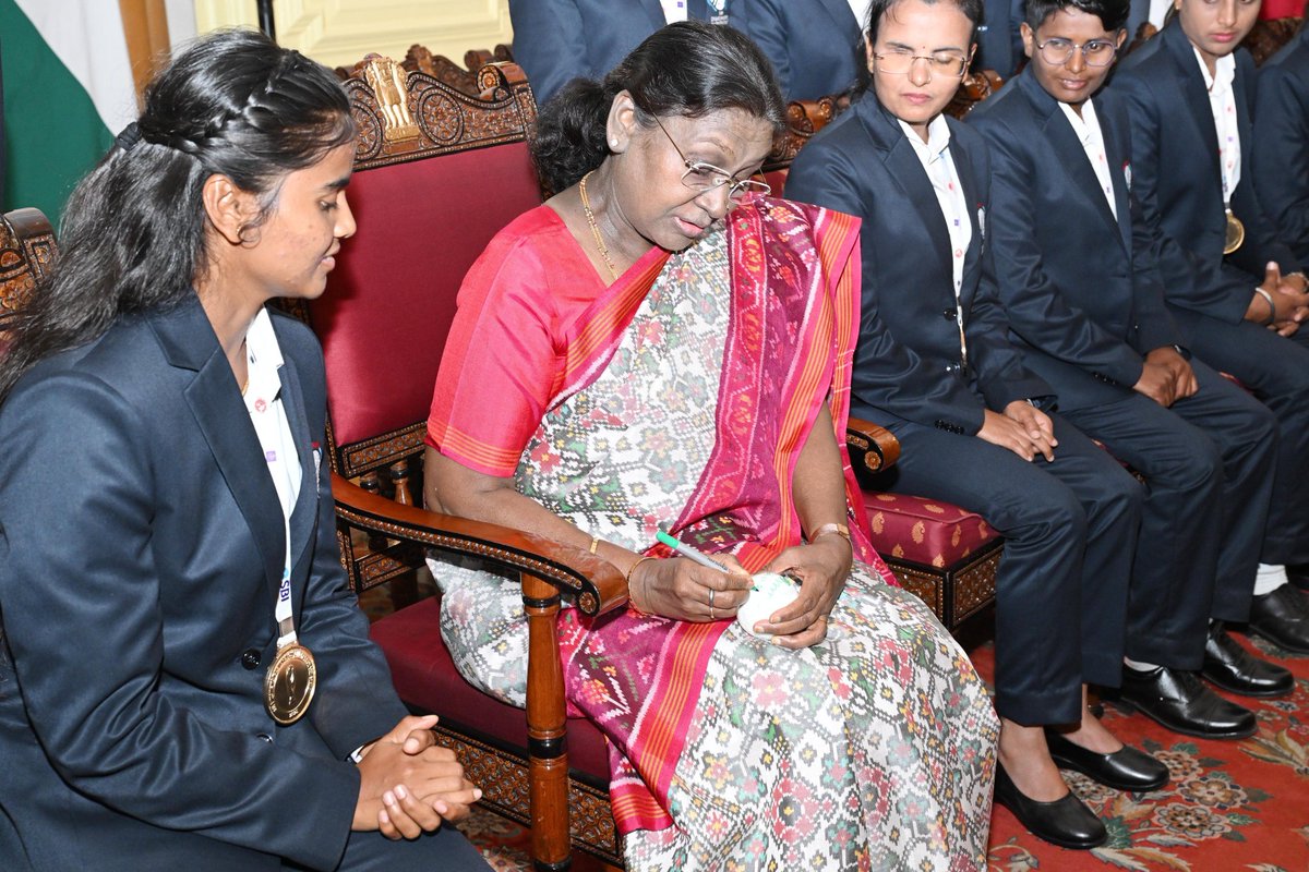 Indsamachar's tweet image. Indian Blind Women’s Cricket Team, winner of the first-ever T20 World Cup called on President #DroupadiMurmu at Rashtrapati Bhavan.

On the occasion, President Murmu was presented an autographed cricket bat by the team.

The President also congratulated the team members on…