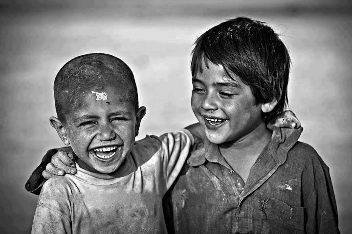 "من يحبك سيحب كرشك المتدلية .. صلعتك المتوهجة .. الندوب على وجهك .. هالاتك السوداء. سيحب انكساراتك ومبالغاتك ..بكاءك غير المبرر .. الجرح الذي على كتفك .. حبة الخال في معصمك. سيحب كسلك ونومك المتقلب .. قهوتك الباردة .. وربما رأى عيوبك مزايا..
سيحب الجزء الناقص دائما" (م)

#جماليات