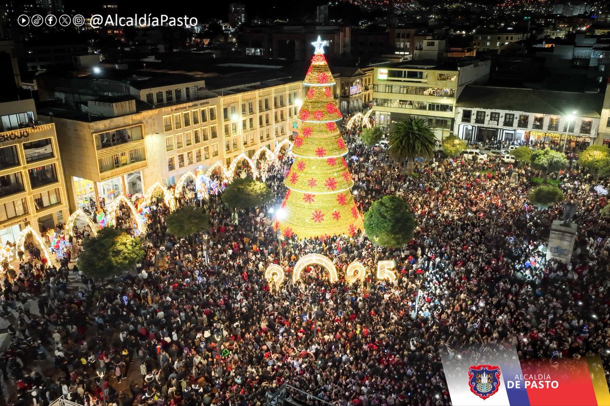 alcaldiapasto's tweet photo. #LaPlazaDeNariño desbordó alegría con una #MágicaNavidad durante el gran encendido de luces. Una noche que anuncia una temporada llena de unión, tradición y cultura ciudadana para toda la ciudad. 🎄
#MágicaNavidad #AlcaldiaDePasto #NicolásToro #Alcalde #CulturaCiudadana https://t.co/gXWLamY2Ff