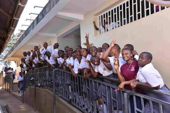 In the education sector, Ibanda District has a total of 83 government primary schools and 8 government secondary schools.

All the 8 govt secondary schools provide Universal Secondary Education and Universal Post Ordinary Level Education and Training. 
 
Ibanda Municipal Council