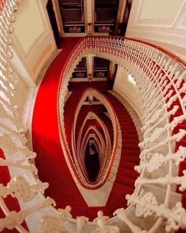 BiancoDavinci's tweet image. Famous Spiral Staircase of the Hotel Bristol Palace, Italy, circa 1905.