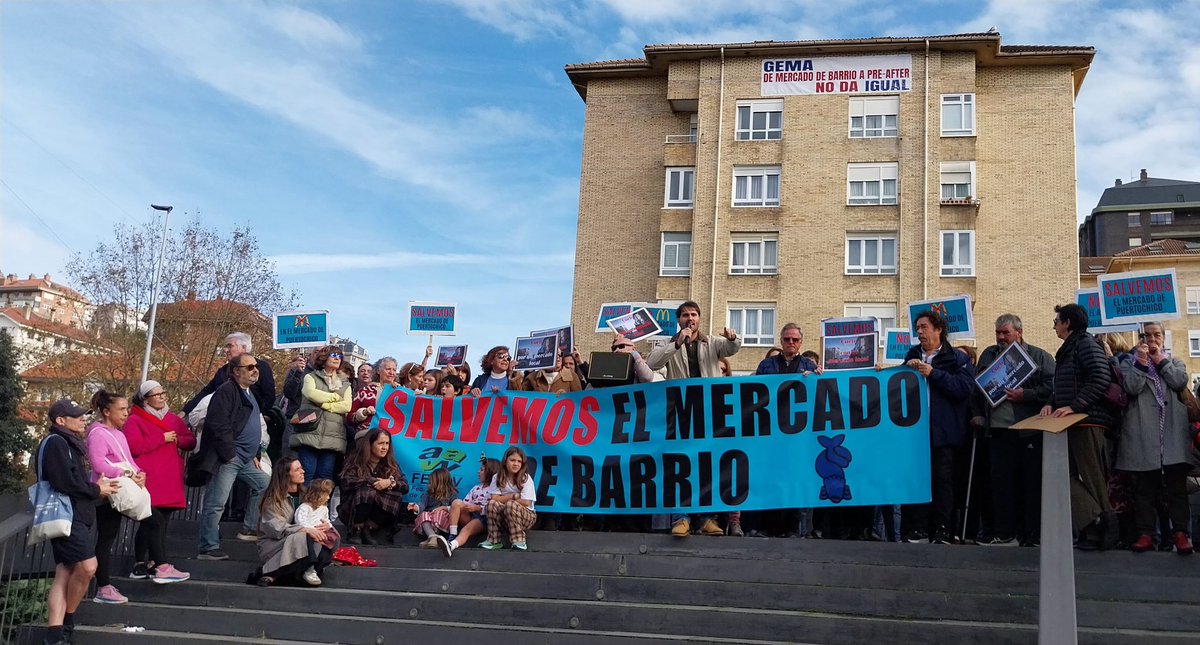 Salvemos el mercado de barrio.
Gema Igual NO escucha a los vecinos... La pancarta se queda... 👏🏼👏🏼👏🏼💪