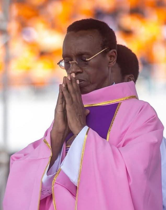 Prom_Ivoire's tweet photo. Abbé Éric Norbert Abekan :

Mon frère, ma sœur, 
peu importe les attaques ou les épreuves que tu endures, peu importe ce que tu traverses en ce moment, je prie que le Seigneur ouvre les yeux de ton cœur, pour que tu puisses continuer à croire en Lui et ne jamais douter de Sa présence. 

Sa Bonté est éternelle. Tu verras la main de Dieu dans ta vie. Tu bénéficieras de Sa faveur. Car DIEU utilise toujours tout pour notre bien.

Bonne fin de mois de novembre à toutes et à tous !