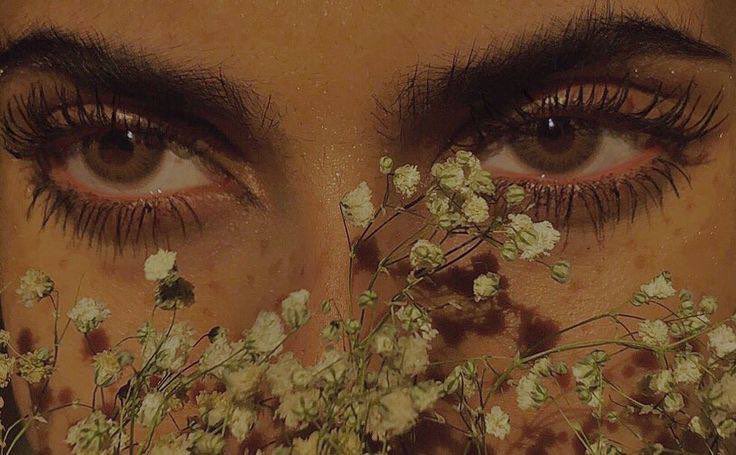 أنا لستُ شاعر
دعيني أنظر إلى عينيكِ 
كي أتعلم الشعر!